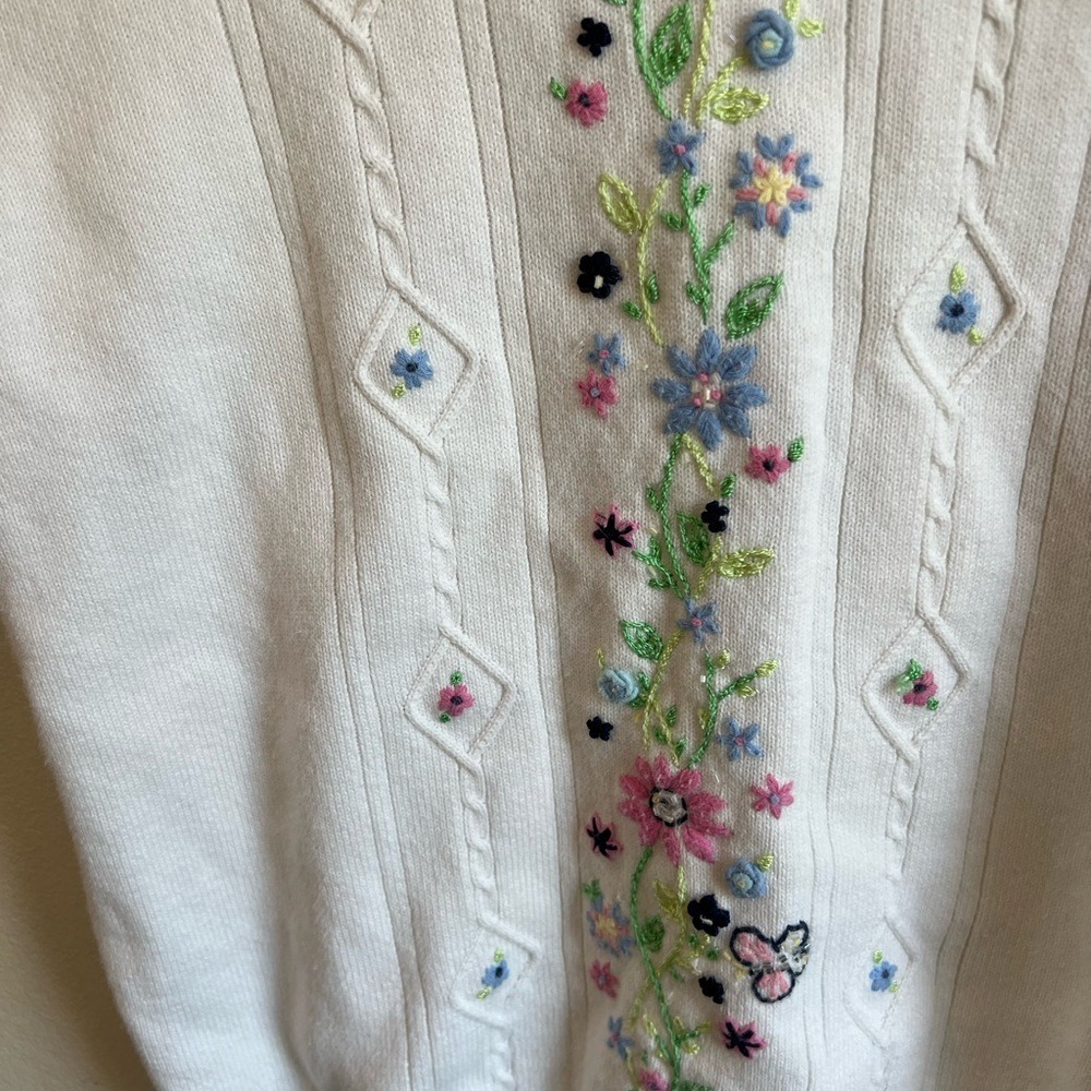 Alfred Dunner Petite White Floral Embroidered Short Sleeve Sweater PM - Picture 2 of 5